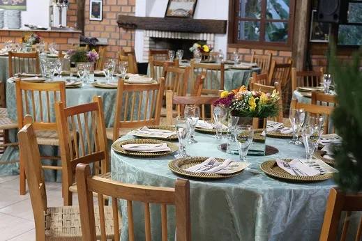Salão da Barley Haus com mesas postas para evento